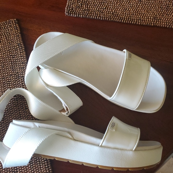 White Uggs size 5 sandals.  Brand new! - Picture 4 of 4
